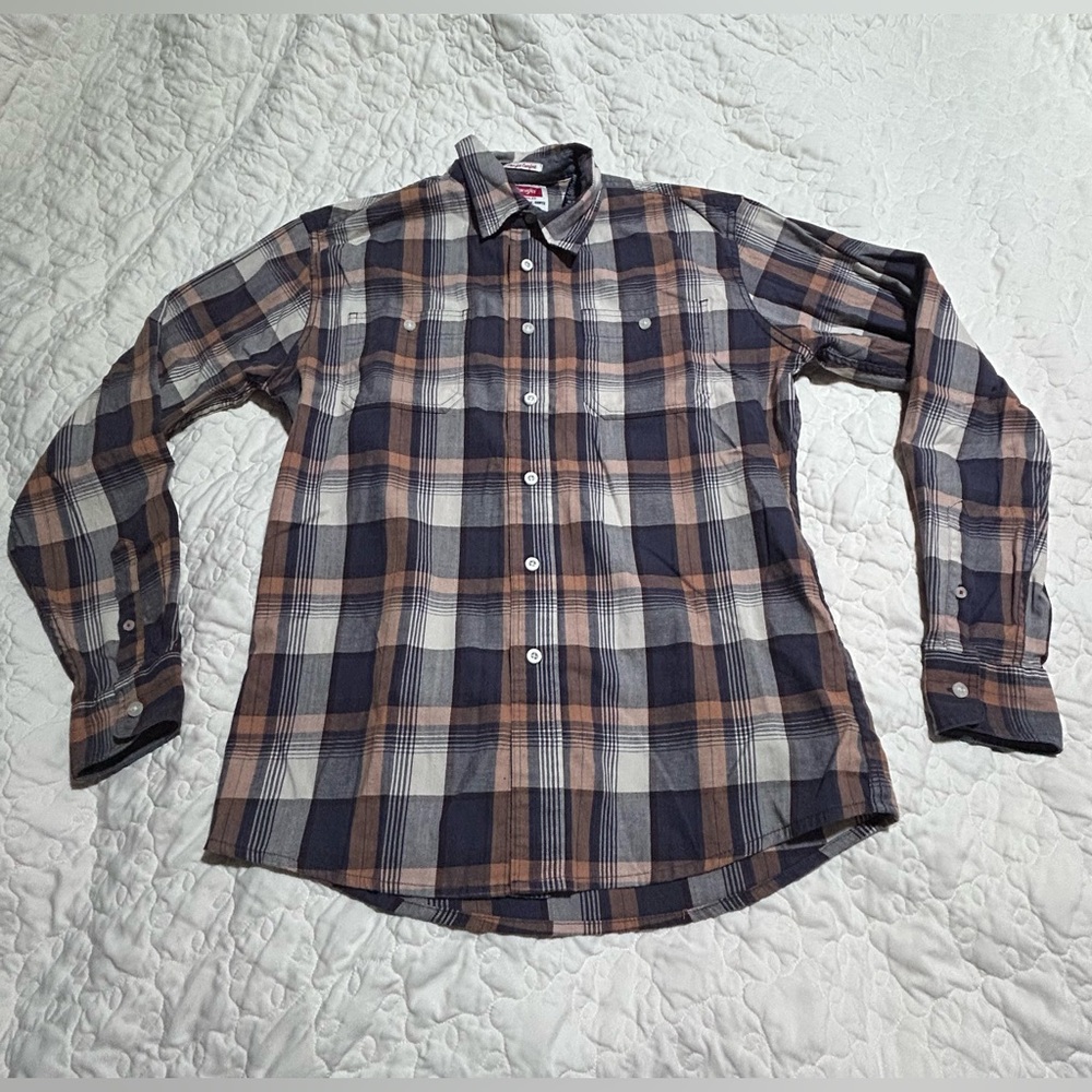 Men’s Long Sleeve Size Medium Wrangler Button Up Shirt